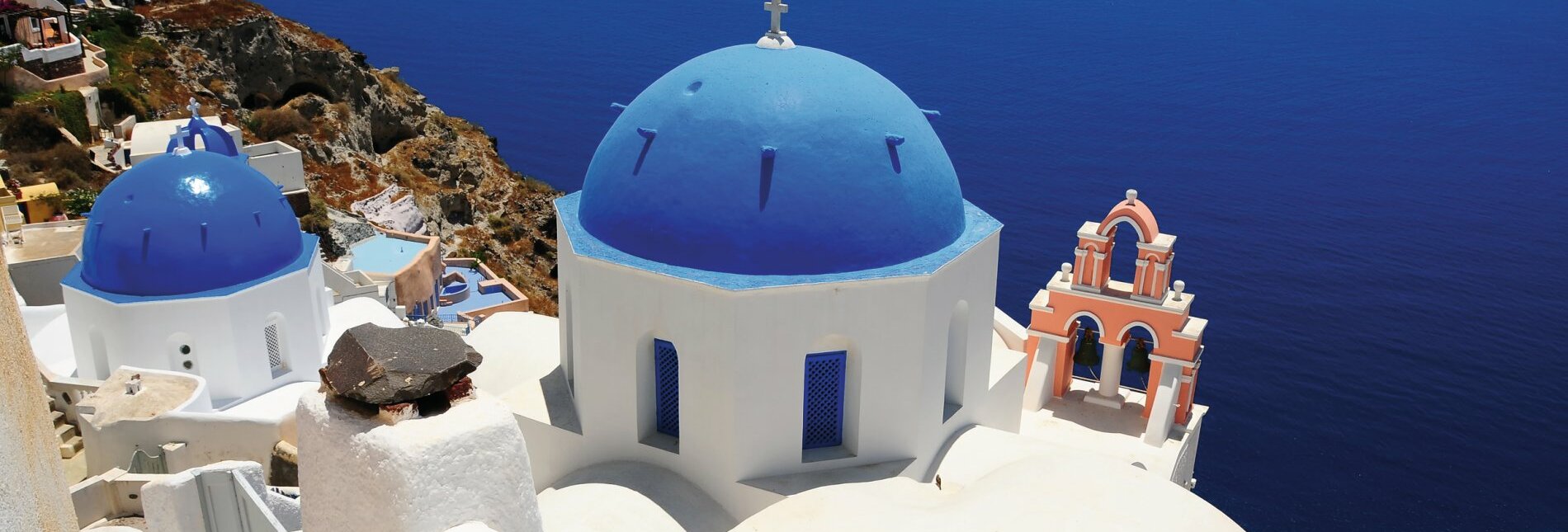 Blaue Kirchendächer auf der Insel Santorin