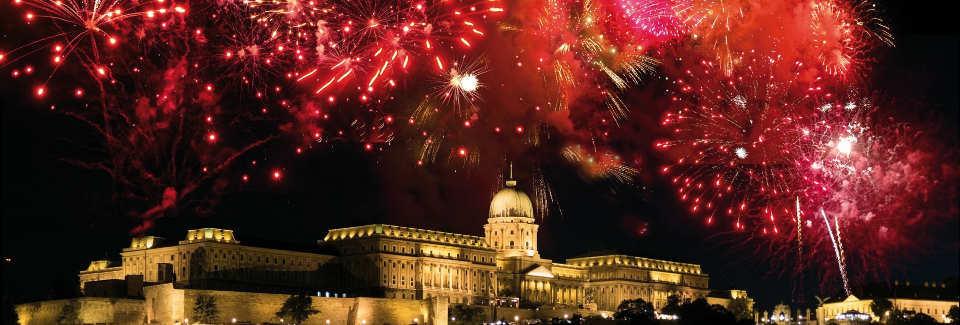 Feuerwerk über Burgberg und Parlament in Budapest