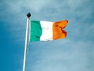 Irische Flagge im Wind