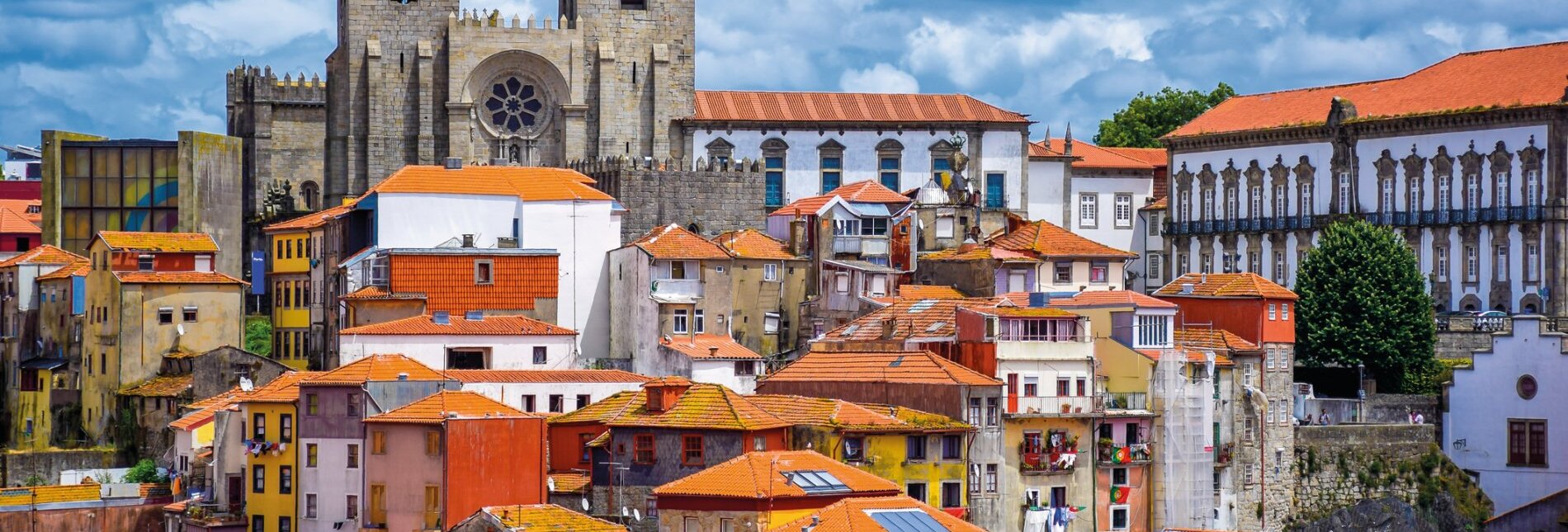 Blick auf die Altstadt von Porto mit Kathedrale